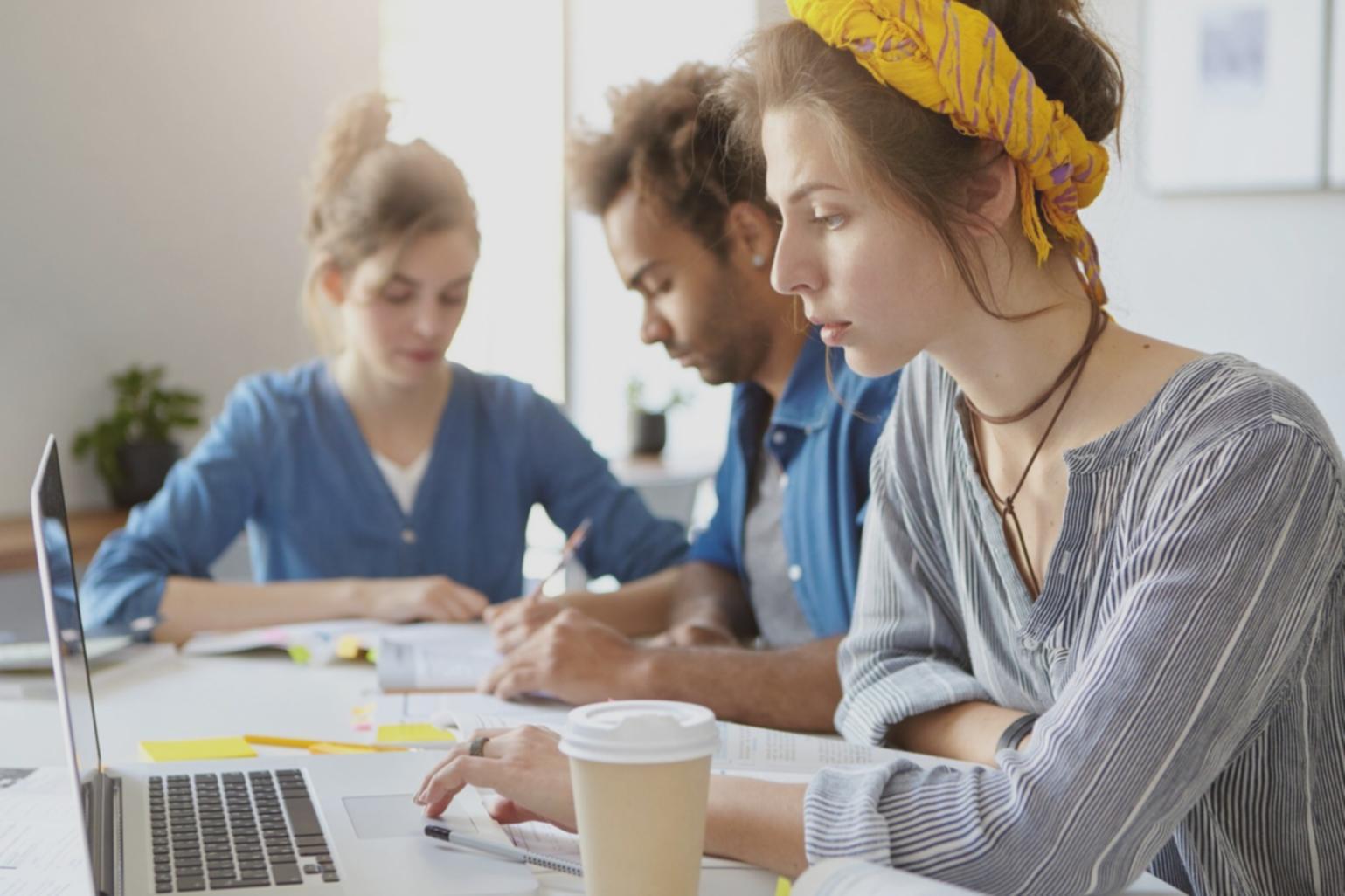 Finanzanalyse am Computer mit Charts und Grafiken